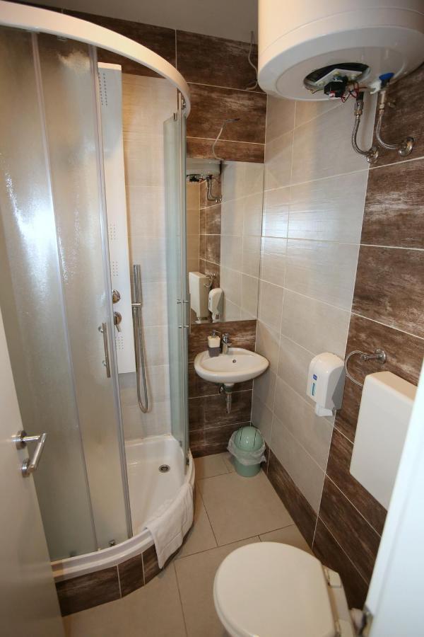 Apartments Rooms Fontane Trnje - Free Parking Zagreb Bagian luar foto